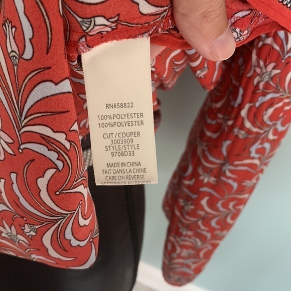 Max Studio Pleated Flowy Printed Top Size Small - Picture 4 of 6